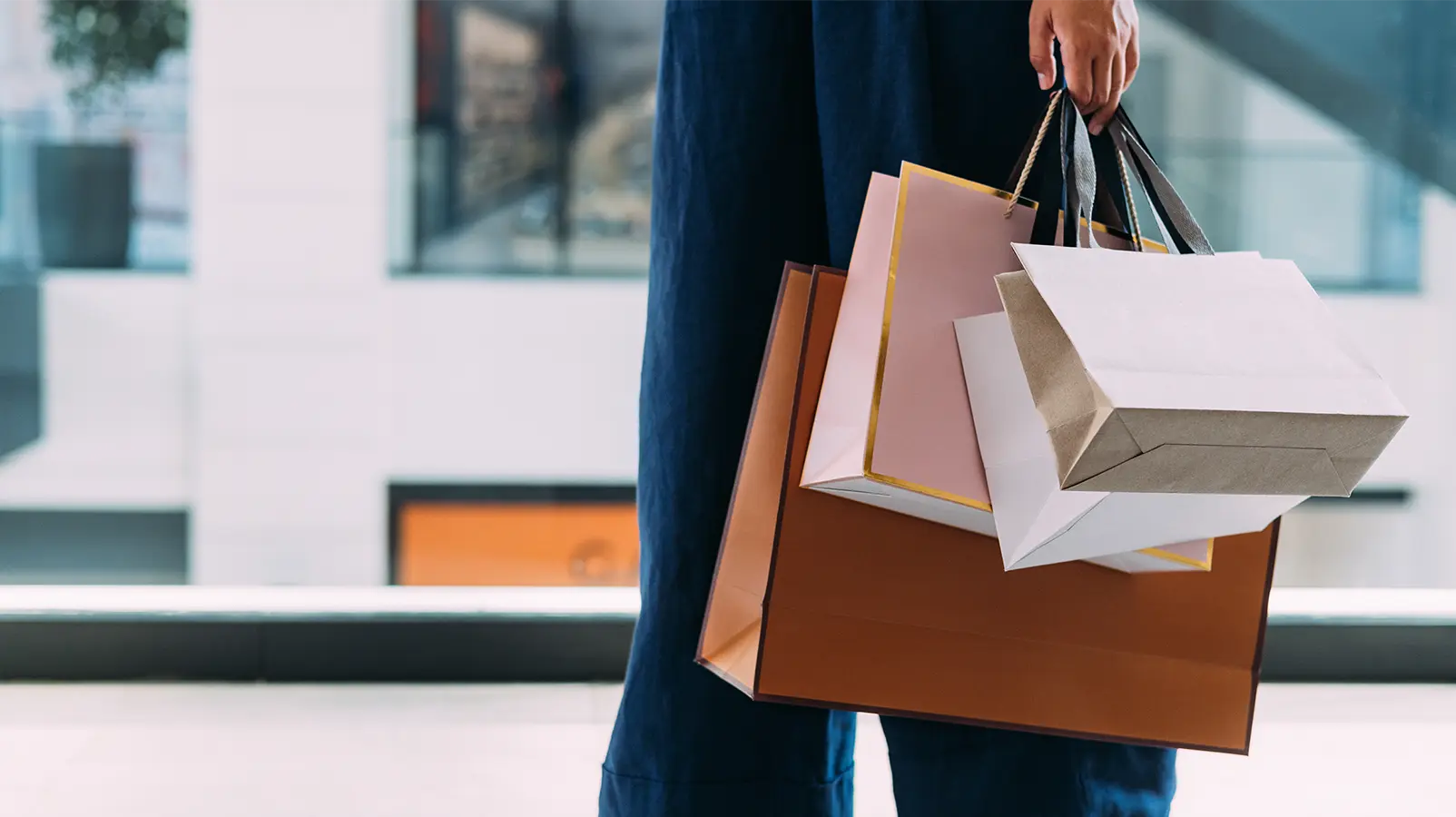 Un homme avec plusieurs sacs dans la main