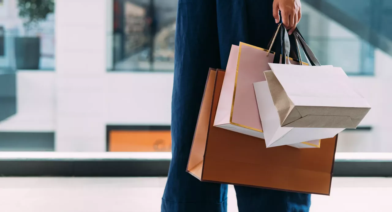 Un homme avec plusieurs sacs dans la main