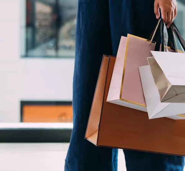 Un homme avec plusieurs sacs dans la main